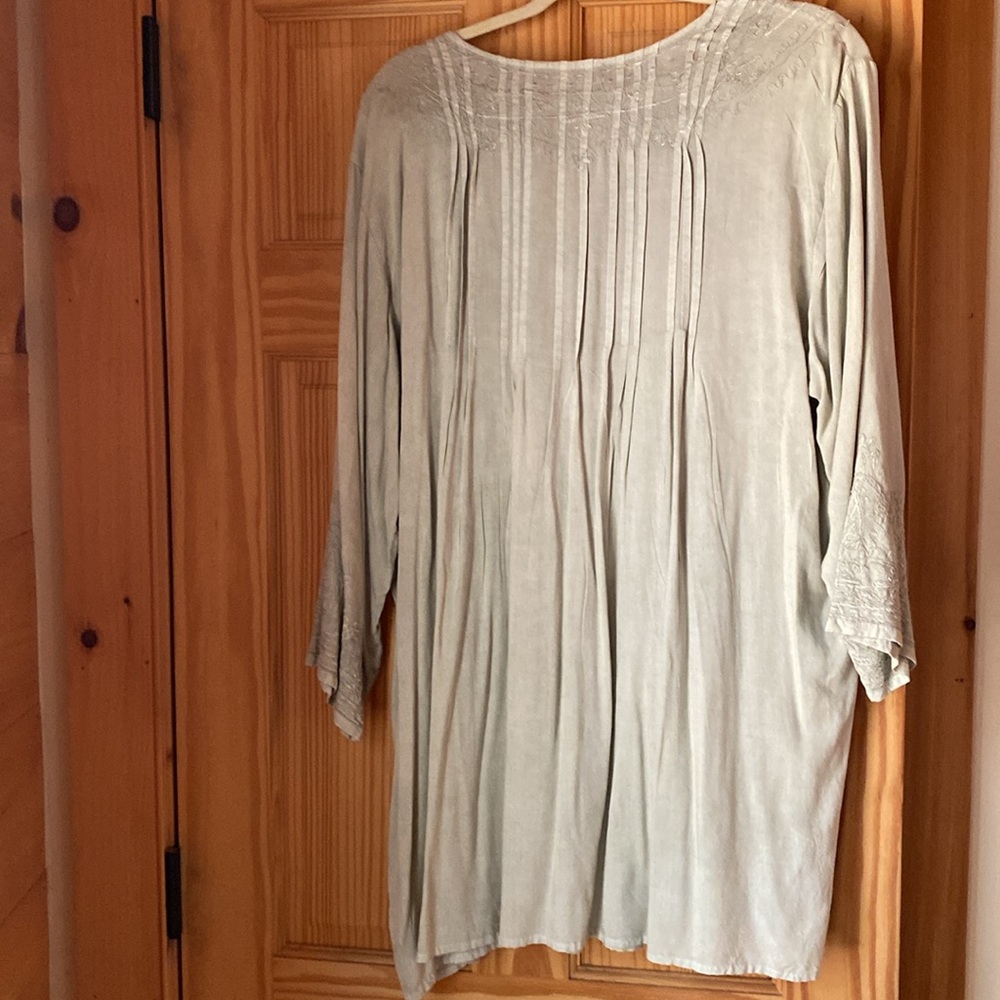 Solitaire brand light green tunic top - Picture 5 of 9